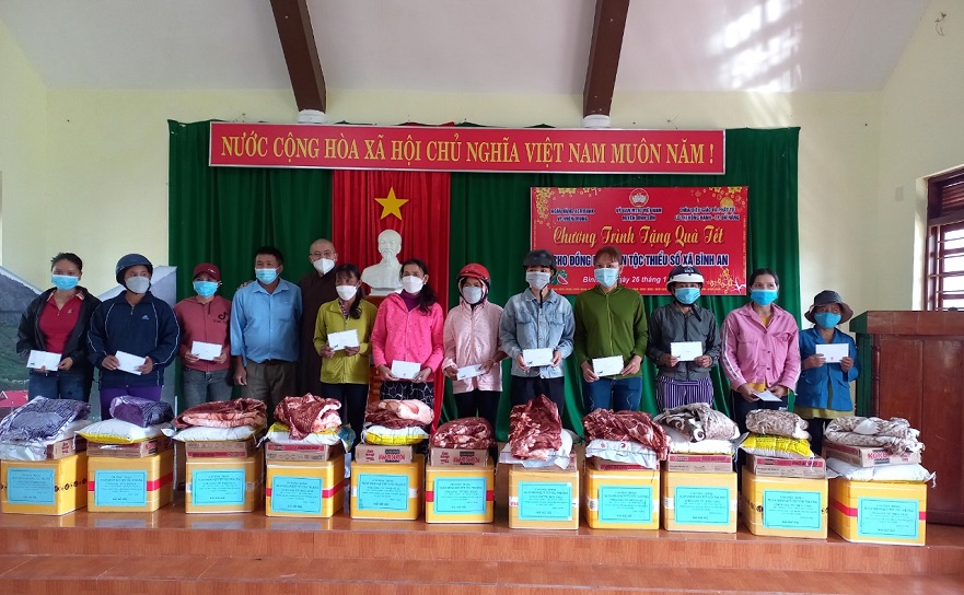 Tặng quà tết cho đồng bào dân tộc thiểu số xã Bình An
