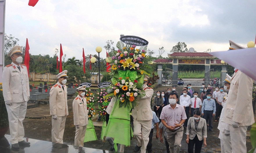 Lãnh đạo Huyện Bình Sơn; Viếng hương tại bia tưởng niệm xã Bình Hòa và Nghĩa trang liệt sỹ Vạn Tường xã Bình Hải