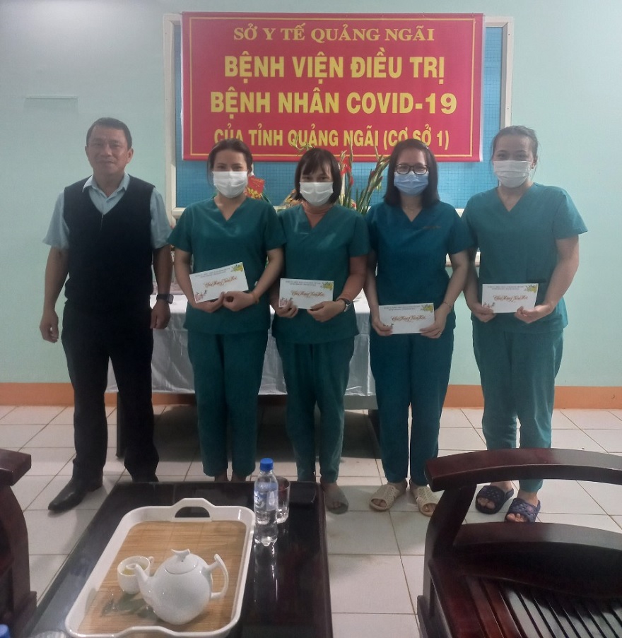 Đồng chí Võ Văn Đồng, Chủ tịch UBND huyện thăm, chúc tết, động viên cán bộ, nhân viên y tế của Trung tâm Y tế huyện đang trực, chăm sóc bệnh nhân tại cơ sở 1 (bệnh viện điều trị covid-19).