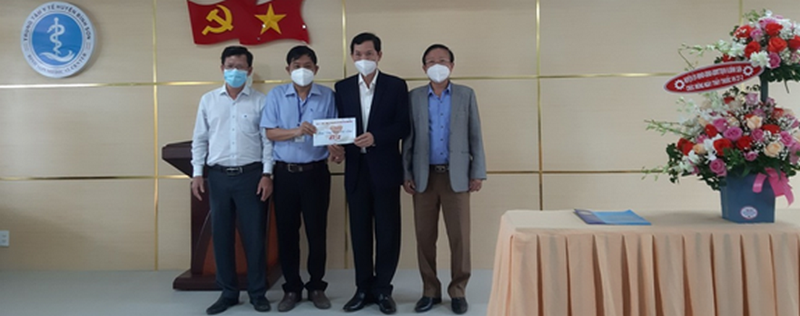 Lãnh đạo tỉnh, huyện Bình Sơn thăm và tặng quà Trung tâm y tế huyện Bình Sơn