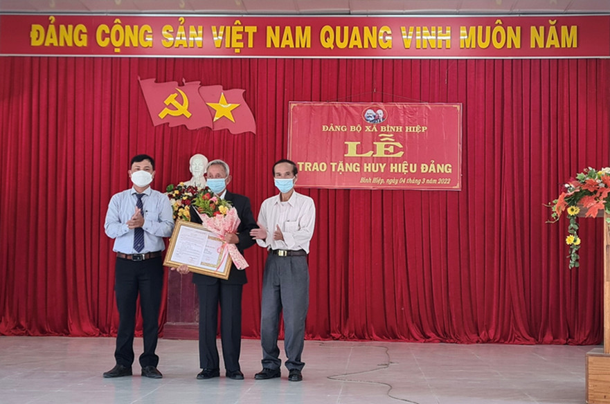 Bình Hiệp tổ chức lễ trao huy hiệu 65 năm tuổi Đảng cho đảng viên
