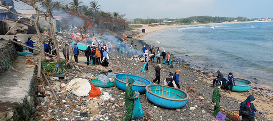 Ra quân làm sạch môi trường bãi biển