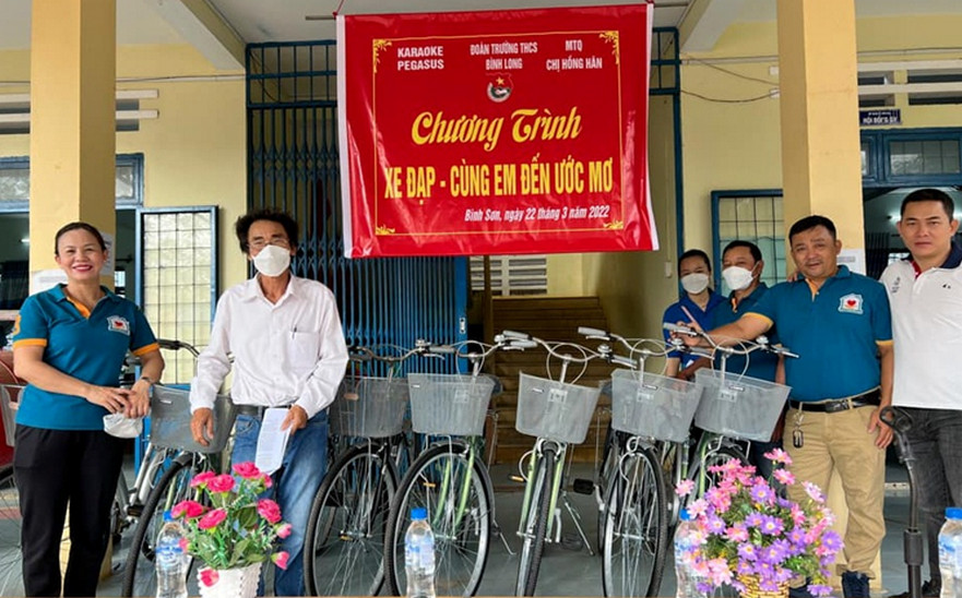 Trao tặng 10 chiếc xe đạp cho học sinh mồ côi, vượt khó học tập