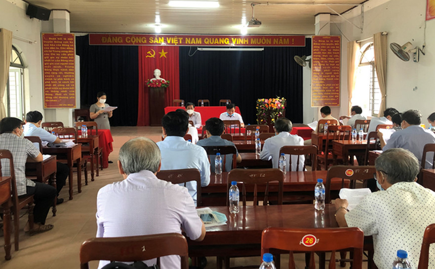 Ban thực hiện cưỡng chế thu hồi đất huyện Bình Sơn đối thoại với các hộ dân xã Bình Trung
