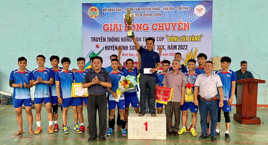 Đội bóng chuyền Nông dân Bình Tân Phú đoạt Cúp “Bông lúa vàng” huyện Bình Sơn lần thứ XIX năm 2022.