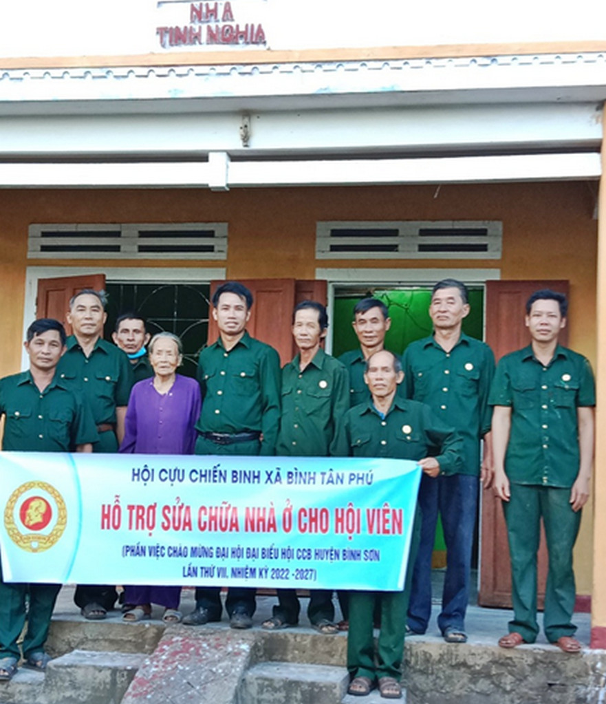 Cựu chiến binh xã Bình Tân Phú giúp hội viên nghèo sửa chữa nhà ở