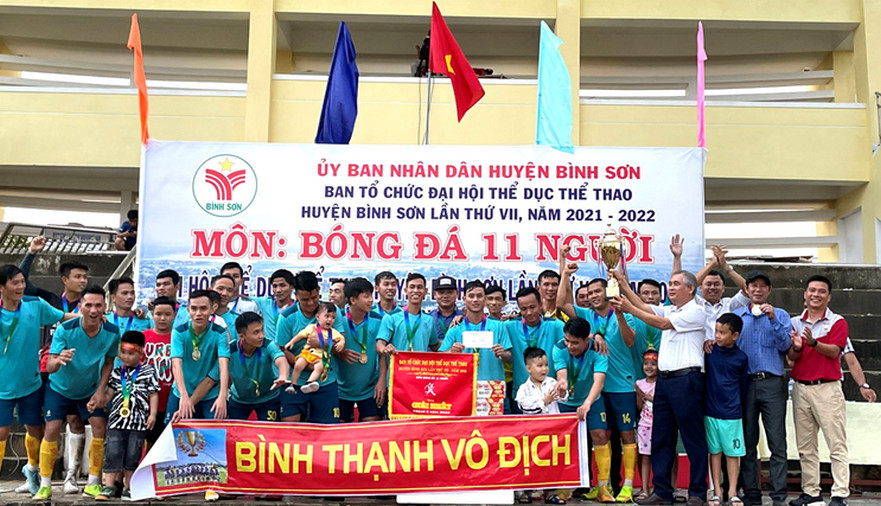 Đội bóng đá nam xã Bình Thạnh đoạt cúp vàng ĐHTDTT huyện Bình Sơn lần thứ VII, năm 2022.