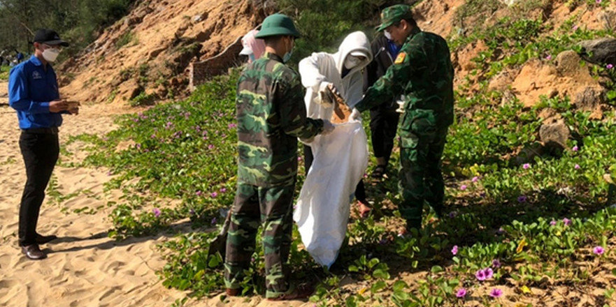 Đoàn viên thanh niên và cán bộ Biên phòng Dung Quất thu gom rác làm sạch bãi biển