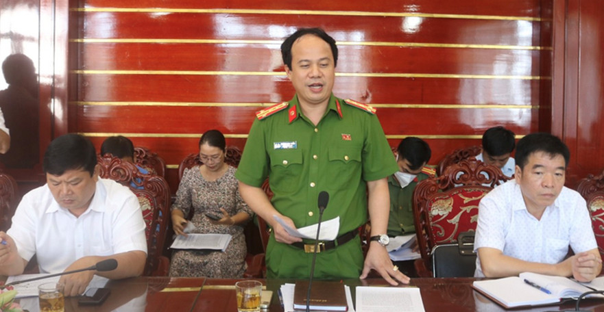 Đại tá Hoàng Anh Tuấn- Phó Giám Đốc Công An Tỉnh-Trưởng Ban ATGT tỉnh kiểm tra công tác bảo đảm trật tự an toàn giao thông tại huyện Bình Sơn.
