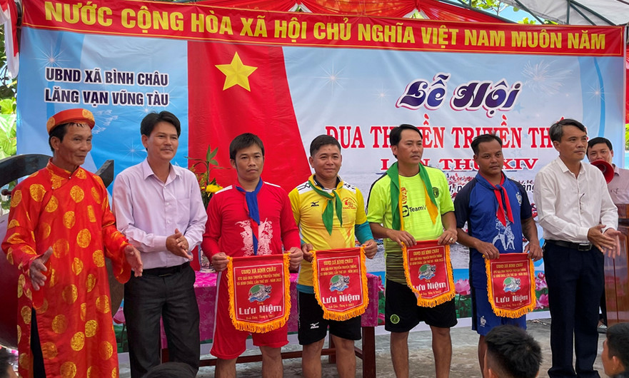 Xã Bình Chậu sôi nổi lễ hội đua thuyền truyền thống cầu an mừng Tết Đoan Ngọ