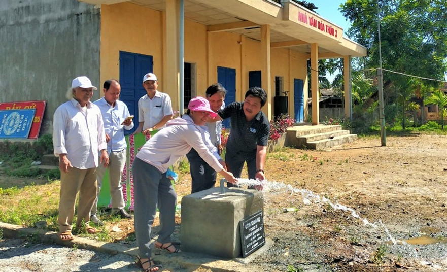 Bàn giao 4 giếng khoan và 8 máy lọc nước cho các xã Bình Hòa, Bình Châu, Bình Hải.