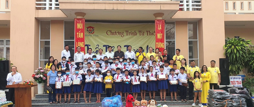 Đoàn thiện nguyện “ Tuổi trẻ và tương lai” trao tặng 240 suất quà cho học sinh nghèo vượt khó huyện Bình Sơn