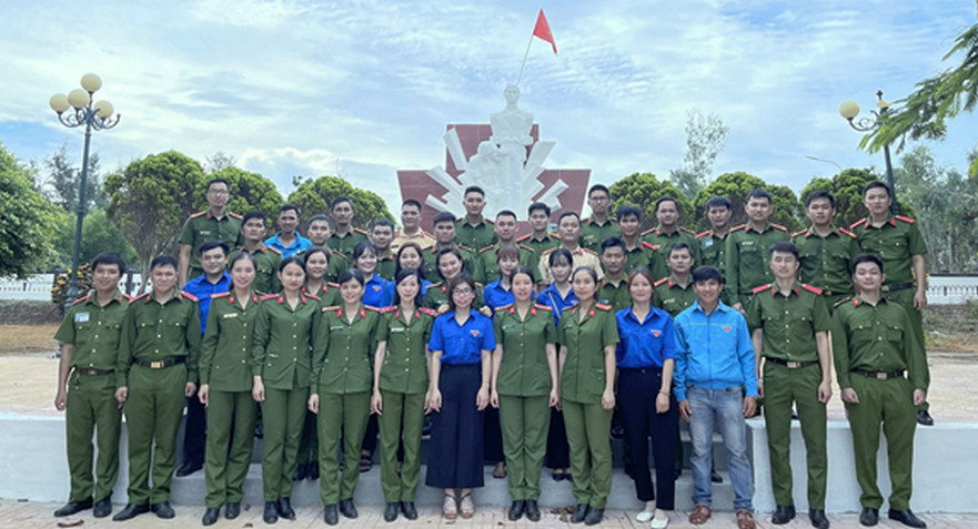 Đoàn thanh niên Công An tỉnh Quảng Ngãi: Tổ chức Hành trình về nguồn tại xã Bình Châu