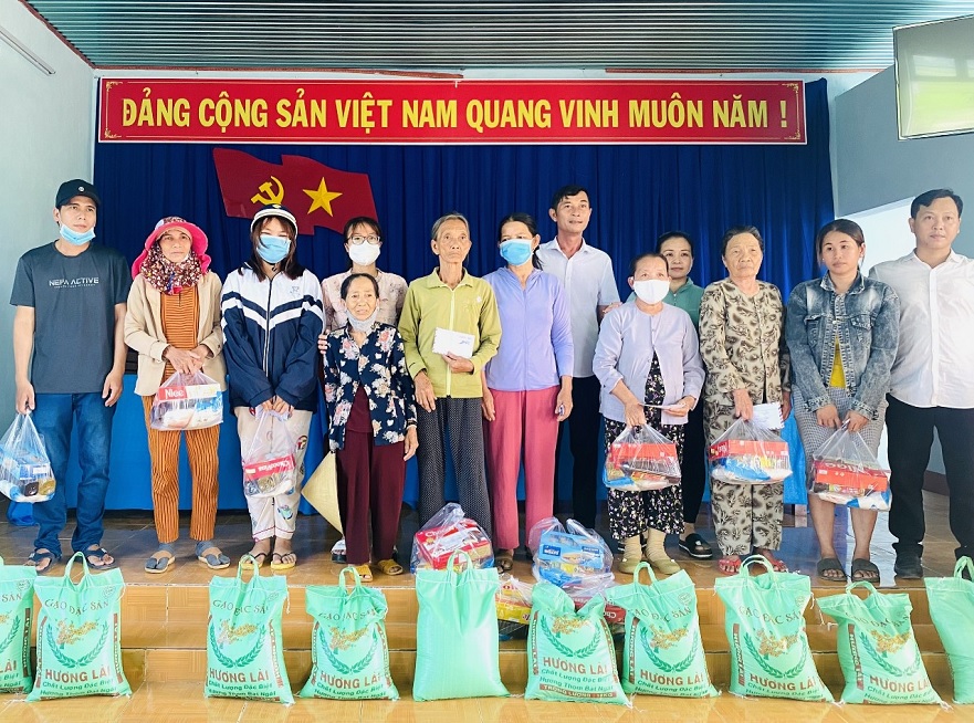 Ủy ban MTTQ Việt Nam xã Bình Mỹ vận động tặng quà cho người nghèo, khó khăn trên địa bàn xã