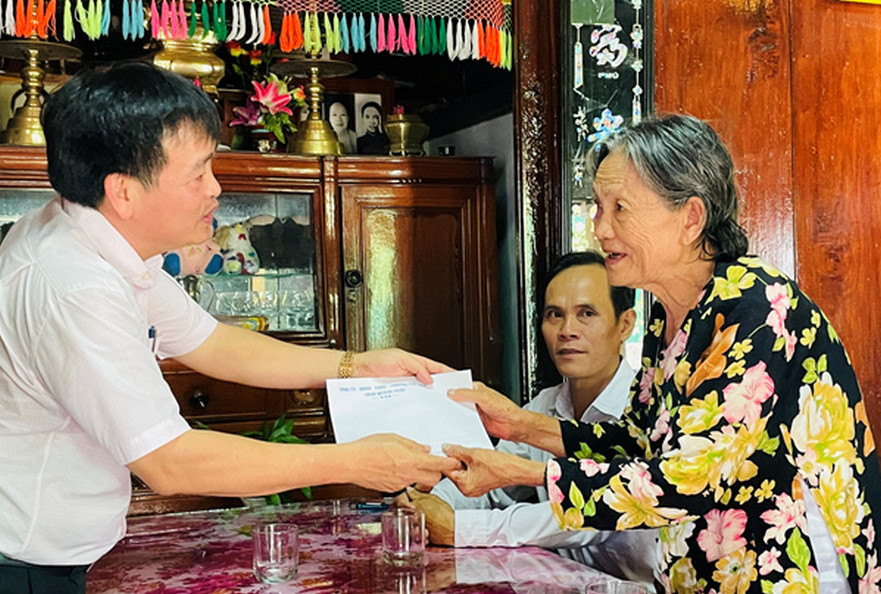 Phó Chủ Tịch thường trực HĐND Tỉnh Nguyễn Cao Phúc; Thăm tặng quà gia đình có công cách mạng tiêu biểu trên địa bàn huyện Bình Sơn.