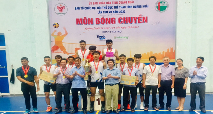 Đội bóng chuyền nam và nữ huyện Bình Sơn đoạt chức vô địch