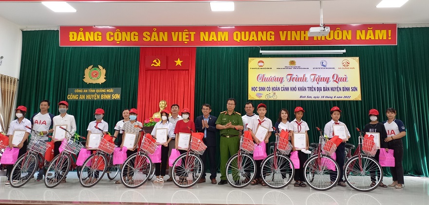 Trao xe đạp cho học sinh nghèo, khó khăn trên địa bàn huyện Bình Sơn