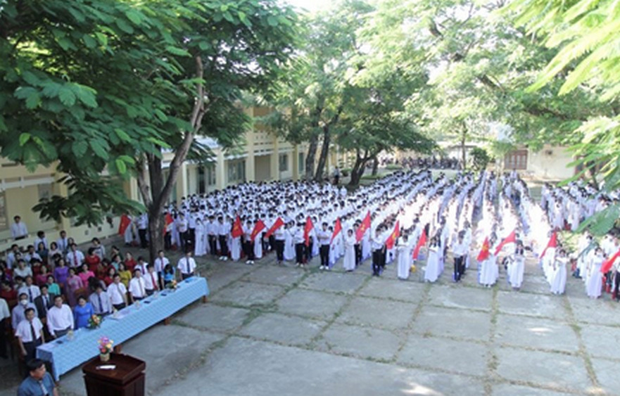 Tỉnh ủy viên, Bí thư Huyện ủy Chủ tịch HĐND huyện dự lễ khai giảng tại Trường THPT Bình Sơn