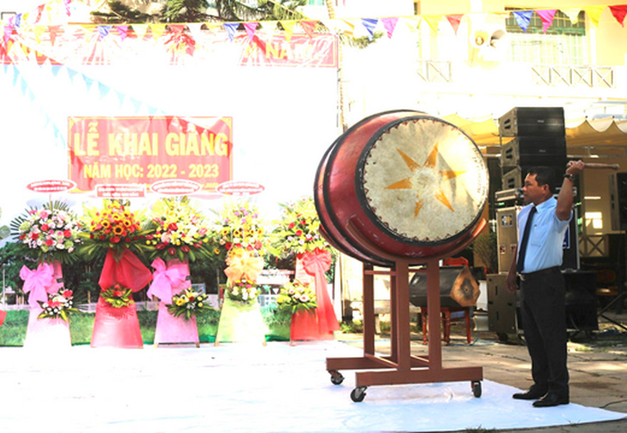 Chủ tịch UBND huyện Bình Sơn-Võ Văn Đồng dự khai giảng năm học mới tại Trường THPT Trần Kỳ Phong