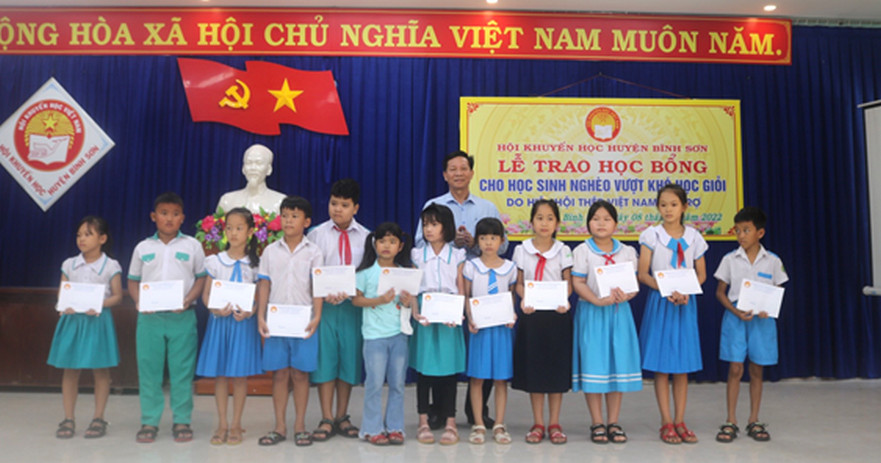 Bình Sơn trao tặng 50 suất học bổng cho học sinh nghèo ven biển vượt khó học giỏi