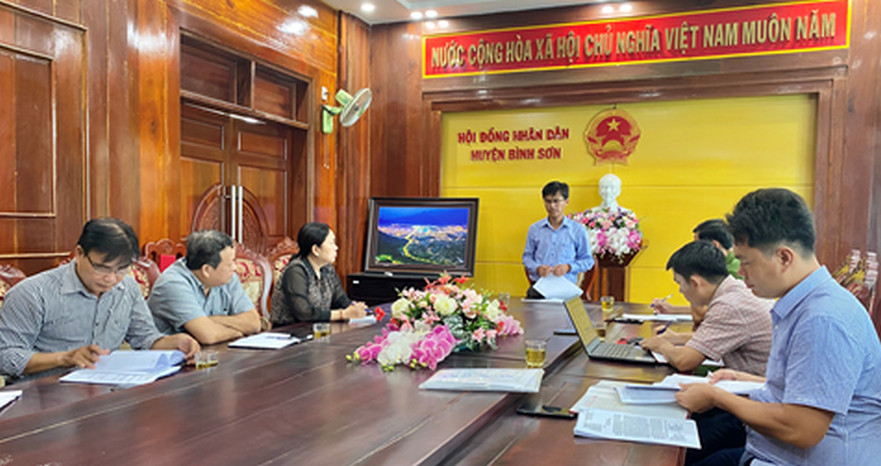 Phó chủ tịch UBND huyện Ung Đình Hiền họp chỉ đạo giải quyết liên quan báo chí
