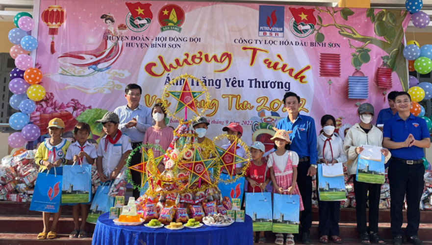 Bình Sơn: Vui Tết trung thu cho trẻ em miền núi Thọ An, Bình An
