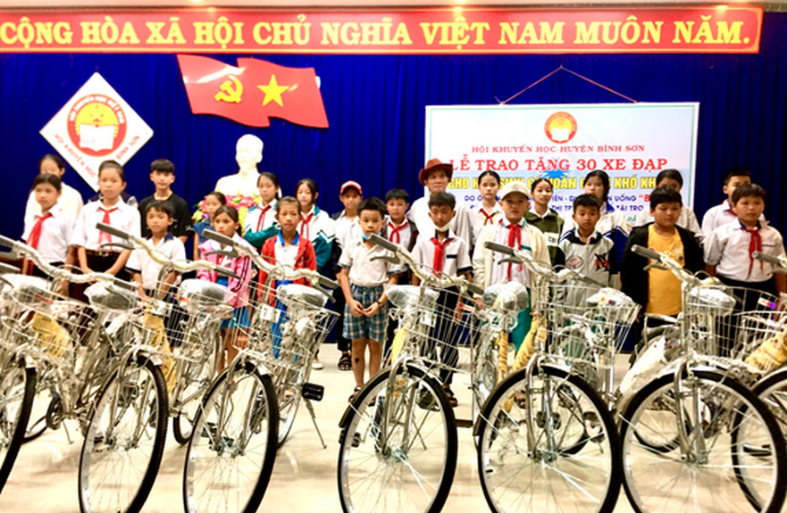 Hội khuyến học Bình Sơn: Trao tặng 30 chiếc xe đạp cho học sinh nghèo vượt khó trong học tập