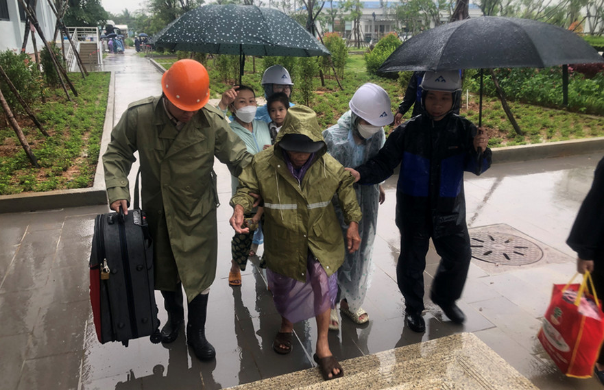 Công ty CP Thép Hòa Phát Dung Quất hỗ trợ 1.500 người dân vào khu Ký túc xá tránh trú bão an toàn