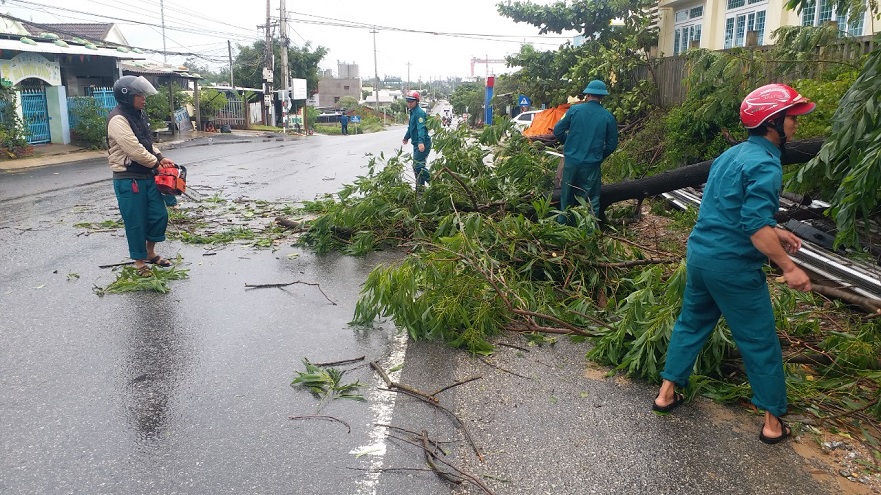Lực lượng vũ trang huyện Bình Sơn khẩn trương giúp Nhân dân khắc phục hậu quả bão số 4