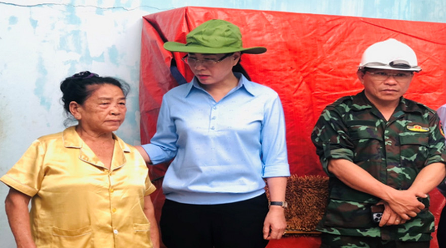 Bí thư Tỉnh ủy Quảng Ngãi kiểm tra công tác khắc phục hậu quả bão số 4 tại huyện Bình Sơn.
