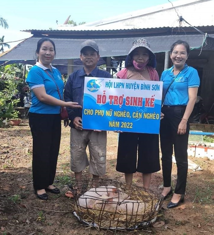 Hội LHPN huyện Bình Sơn hỗ trợ trao sinh kế cho phụ nữ nghèo, cận nghèo năm 2022