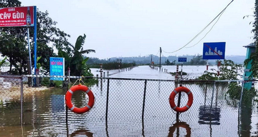 Bình Sơn: Mưa lớn gây ngập lụt, chia cắt nhiều tuyến đường