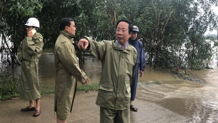 Bí thư Huyện ủy Bình Sơn kiểm tra công tác ứng phó với mưa lũ tại xã Bình Chương và Bình Thuận