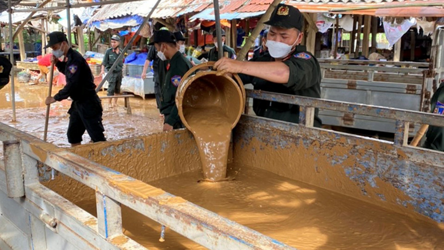 Ra quân khắc phục hậu quả bùn đất tại chợ Bình Hải