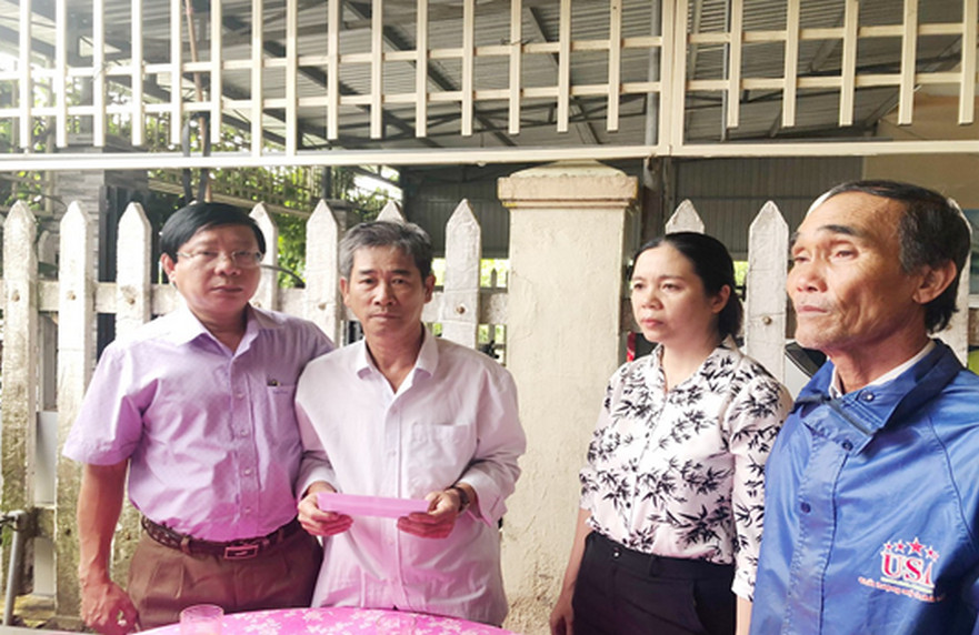 Tỉnh ủy viên, Bí thư Huyện ủy Bình Sơn thăm hỏi động viên gia đình nạn nhân bị đuối nước