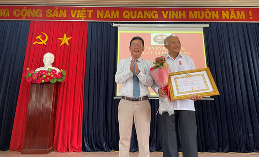 Đảng ủy xã Bình Trung; Lễ trao huy hiệu đảng 55, 50, 45 , 40 năm tuổi đảng