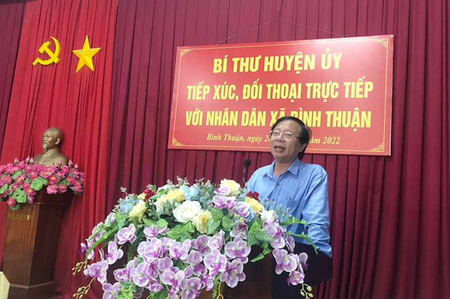 Bí thư Huyện ủy Bình Sơn lắng nghe nguyện vọng của người dân trong vùng dự án