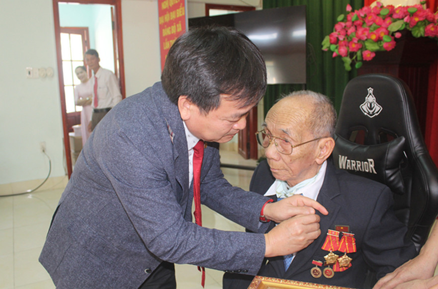 Bình Sơn tổ chức Lễ trao huy hiệu 75 năm tuổi đảng