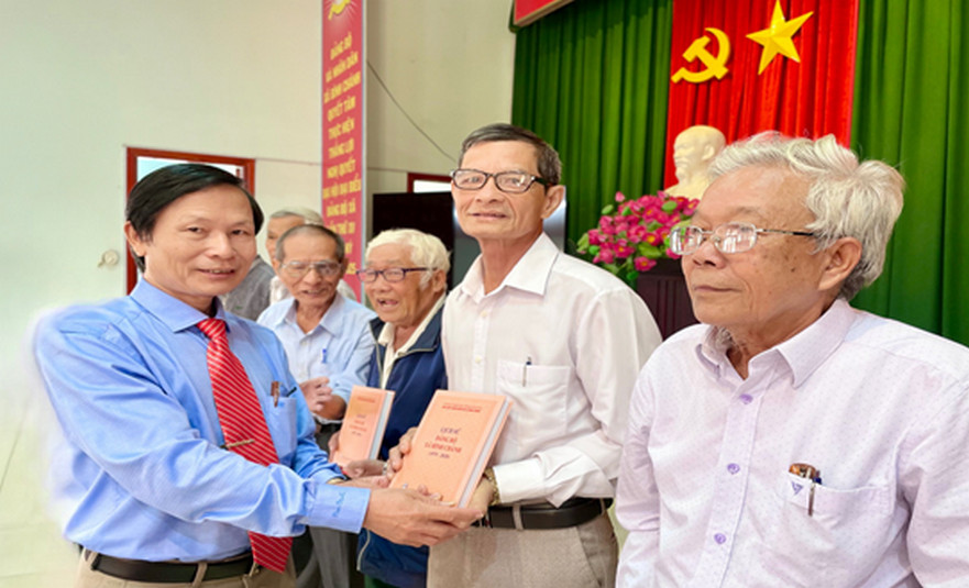 Bình Chánh tổ chức Lễ ra mắt và phát hành sách Lịch sử Đảng bộ xã giai đoạn 1975-2020