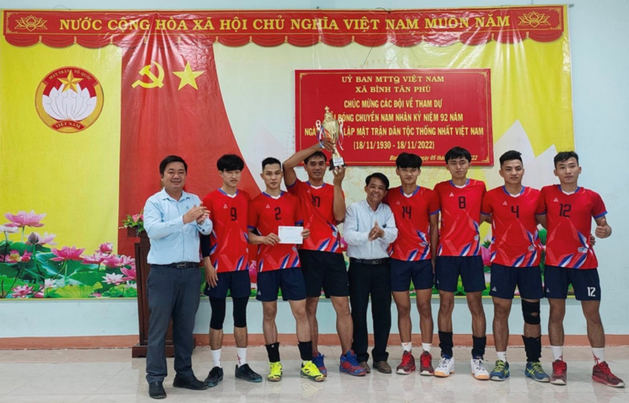 Xã Bình Tân Phú: Sôi nổi giải bóng chuyền nam chào mừng Ngày hội Đại đoàn kết toàn dân tộc