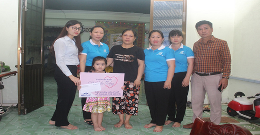 Hội phụ nữ huyện Bình Sơn phối hợp trao hỗ trợ cho trẻ em mồ côi thuộc chương trình Mẹ đỡ đầu