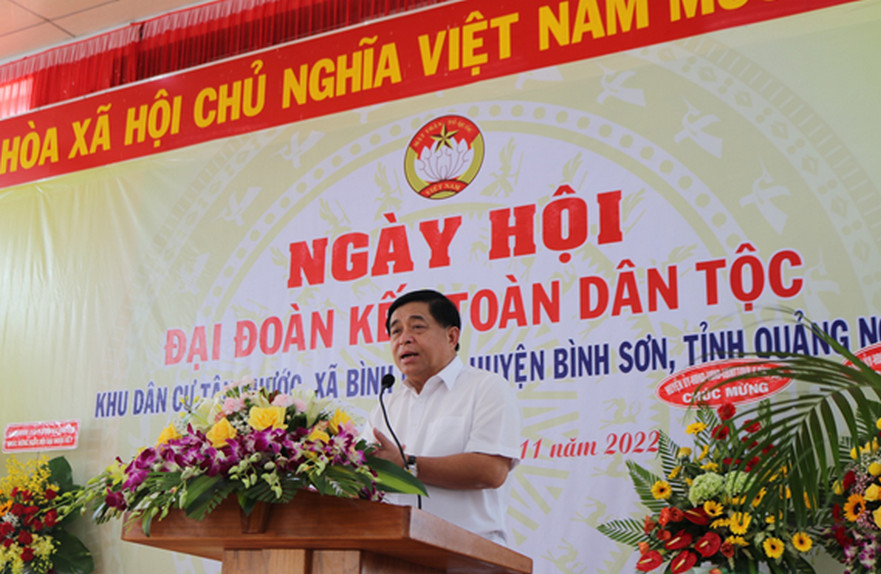 Uỷ viên BCH Trung ương Đảng, Bộ trưởng Bộ Kế Hoạch và Đầu tư dự đại đoàn kết tại thôn Tân Phước xã Bình Minh