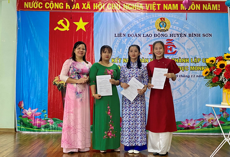 LĐLĐ huyện Bình Sơn tổ chức lễ kết nạp đoàn viên và công bố Quyết định thành lập CĐCS Công ty TNHH MTV giáo dục Monkids