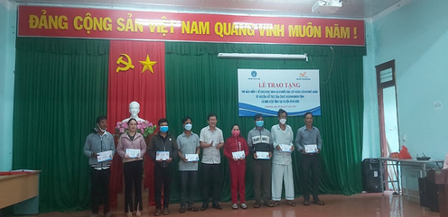 Bảo hiểm xã hội huyện Bình Sơn cấp thẻ BHYT cho học sinh và người dân xã Bình An