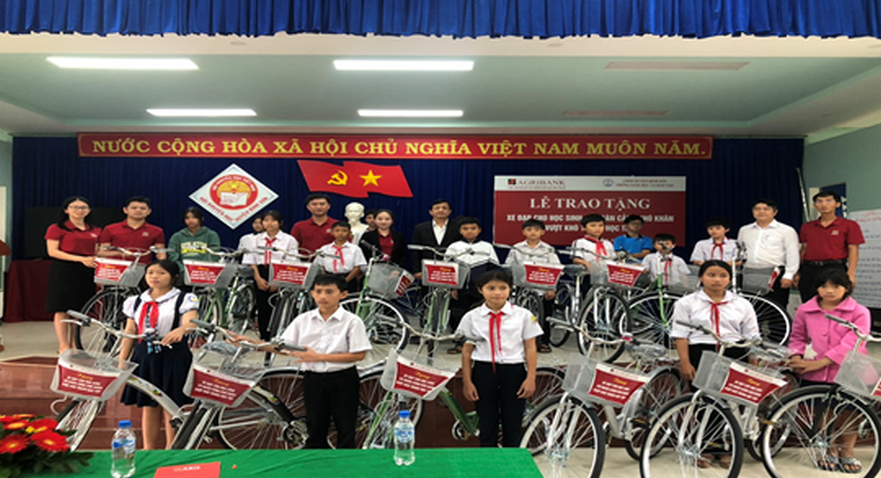 Bình Sơn: Trao tặng 20 xe đạp cho các em học sinh khó khăn vượt khó