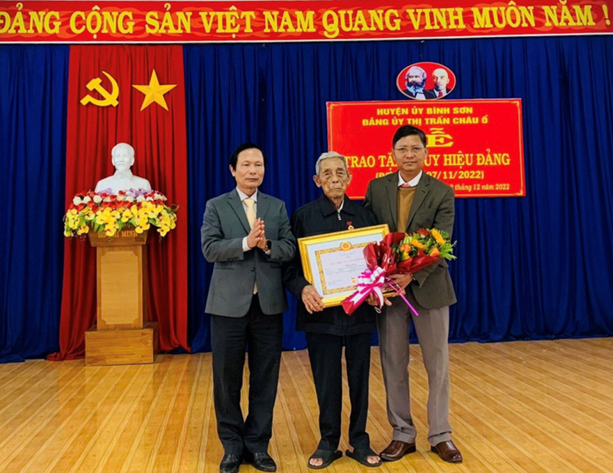 Huyện uỷ Bình Sơn; Trao Huy hiệu Đảng cho các đảng viên đợt 07/11/2022