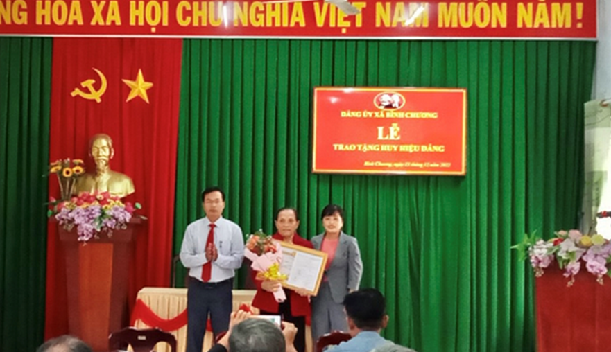 Đảng bộ xã Bình Chương trao Huy hiệu Đảng cho đảng viên
