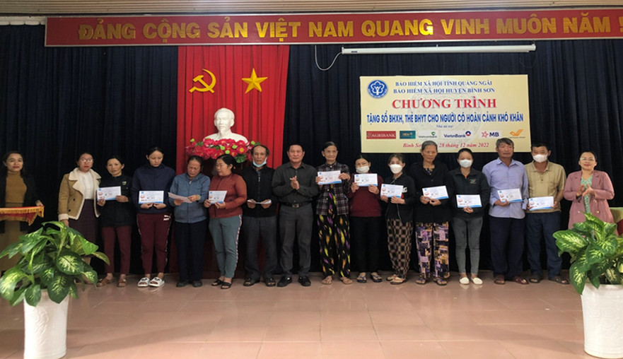 Bảo hiểm xã hội huyện Bình Sơn tặng sổ BHXH, thẻ BHYT cho người có hoàn cảnh khó khăn