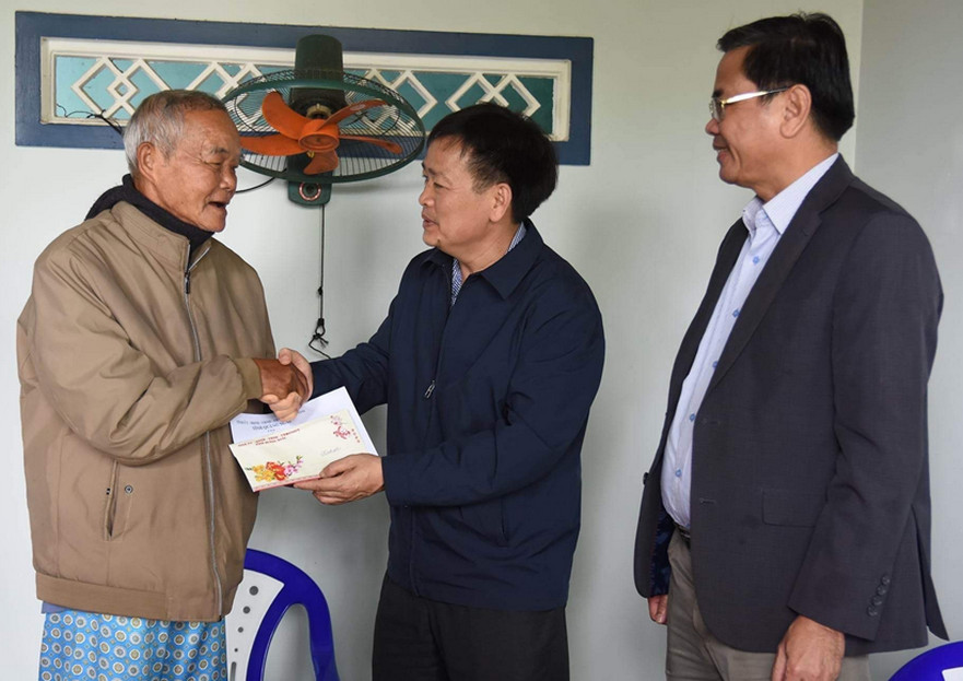 Phó Chủ tịch thường trực HĐND tỉnh Nguyễn Cao Phúc thăm tặng quà tết cho thương bệnh binh, hộ nghèo ở huyện Bình Sơn