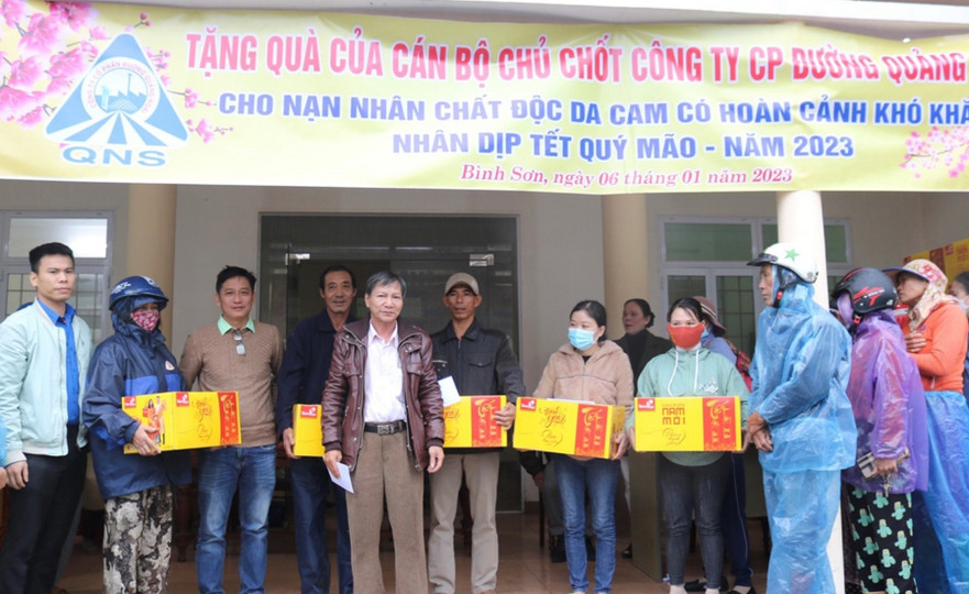 Trao tặng 180 suất quà Tết cho nạn nhân chất độc da cam-Dioxin huyện Bình Sơn